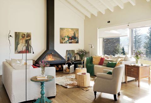 Kominek hiszpańskiej marki Alesa. W oknach, zamiast tradycyjnych żaluzji, Patricia zawiesiła płócienne rolety.