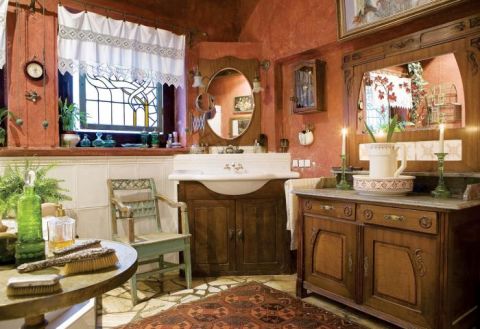 Łazienka jak salon- drewniane meble i piękne dodatki.