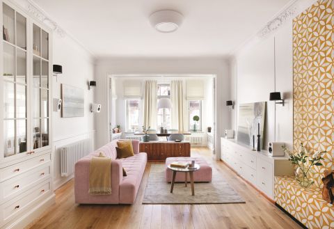 Orzechowe forniry, zdobne sztukaterie, graficzne płytki i trochę sztuki... Piękne rzeczy dają siłę – mówi