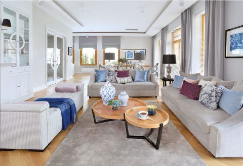 Karolinie spodobał się elegancki, spokojny i bardzo symetryczny styl hamptons z elementami stylizowanymi na nowojorskie