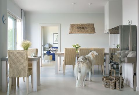 Na taras wychodzi się tutaj z każdego pokoju, nawet z łazienki. Apartamentowiec stoi niemal na plaży, a morską bryzą