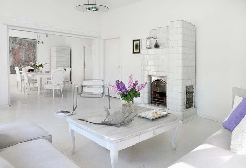 Salon stanowi jedną wielką przestrzeń połączoną z jadalnią.