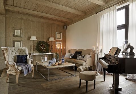 Fotel i stół w sali kominkowej - Van Thiel Antiques, poduszki w kolorze gothic blue Gianfranco Ferre z salonu Archidzieło.