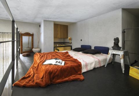 sypialnia na antresoli w stylu loftowym