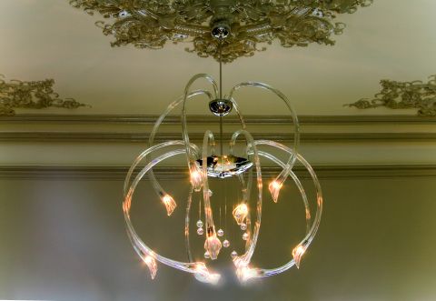 piękne żyrandole i lampy wiszące do salonu