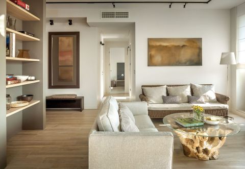 Właściciel potrzebował eleganckiego, luksusowego wnętrza, które byłoby zarówno wygodnym domem, jak i biurem,