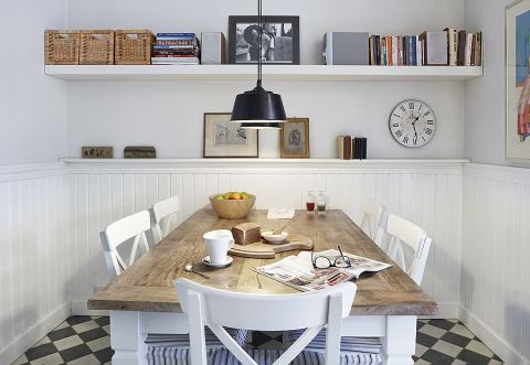 Skandynawski styl to nie tylko biel i pastele ale także naturalne drewno i proste meble. Pokazujemy, jak urządzić dom