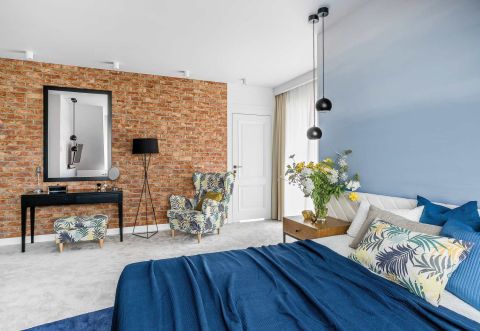 W ścianie za łóżkiem i naprzeciwko niej udało się architektowi zmieścić garderoby.