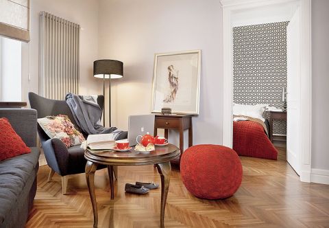 Kolorystyczne i optyczne triki powodują, że wchodzi się tu jak do innego świata: a to