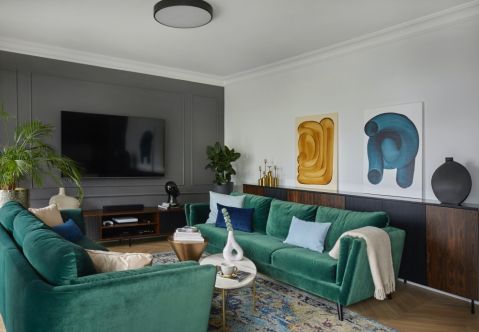 zielona sofa w salonie