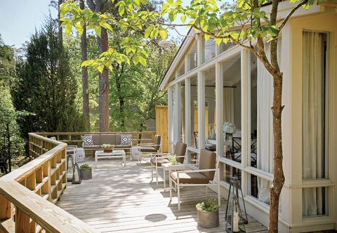 W założeniu dom miał być urządzony tak, by panował w nim przede wszystkim spokój. Taras i salon wydają się