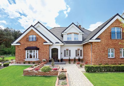 Elegancki dom stoi na leśnej polanie 20 minut od Centrum Poznania.