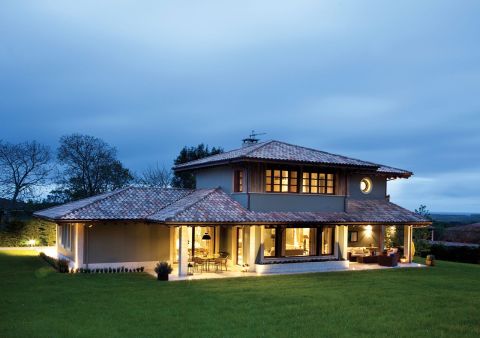 Najlepszy odpoczynek? Przeprowadzka na weekend z dizajnerskiego apartamentu do rustykalnego domu na wsi, z widokiem