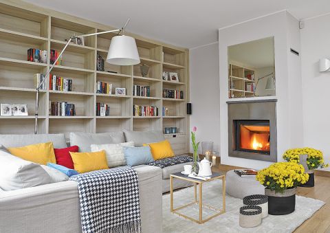 Przepis na ten dom: białe ściany, odrobina szarości i lekko rozbielona dębowa podłoga.