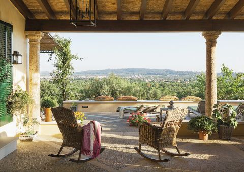 Widok na góry Tramuntana, dookoła migdałowe gaje i winnice.