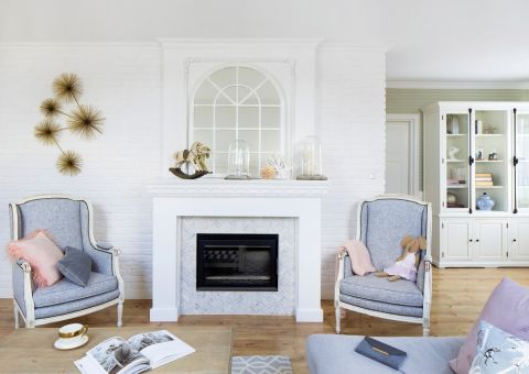 Trochę nietypowo: główny salon mieści się na piętrze. Zabudowę pod ścianą wykonała na zamówienie firma