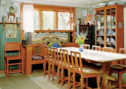 Za sprawą Karin Larsson drewniany dom stał się poligonem nowoczesnego jak na ówczesne czasy dizajnu.