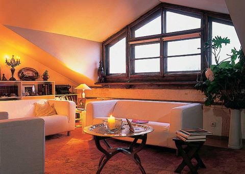 Nietypowy stolik kawowy służył kiedyś Beduinom. Ojciec Marka, gdy pracował kiedyś na placówce w Pakistanie,