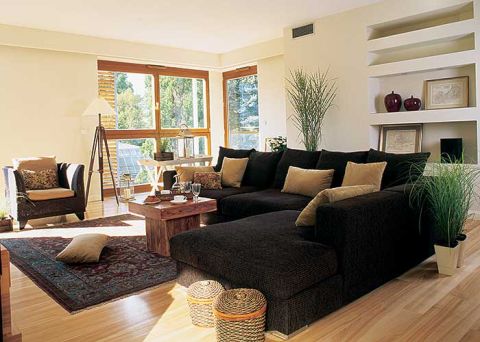 Okna salonu wychodzą na zachód, na dach zabytkowej oranżerii.Przed popołudniowym słońcem chronią mieszkańców