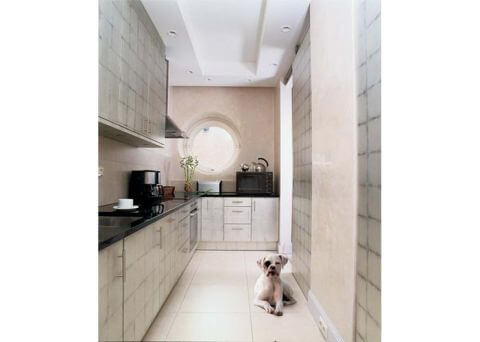 Szafki kuchenne pokryto płatkami aluminium w taki sposób, że układają się we wzor kraty.