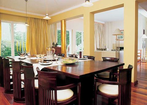 - To nie jest Frank Lloyd wright - mówi Grażyna o stole i krzesłach w jadalni. Bardzo udane repliki