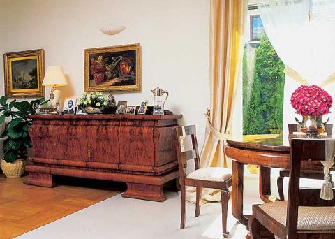 W salonie stanął ukochany komplet art déco, który przechodził z pokolenia na pokolenie. Zdobił mieszkanie