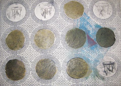 Dom nad jeziorem urządzony w stylu marynistycznym, w bielach i błękitach.