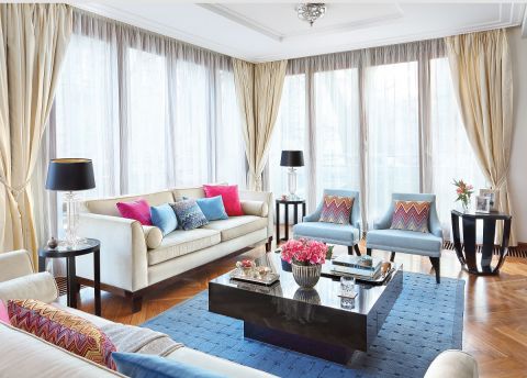Chłodne meble – stoliki BB Home, fotele Mint Grey – ożywiają kolorowe akcenty – poduchy Missoni z Likus Home Concept.
