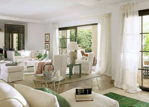 Dom otwarty na patio i urządzony prostymi meblami.