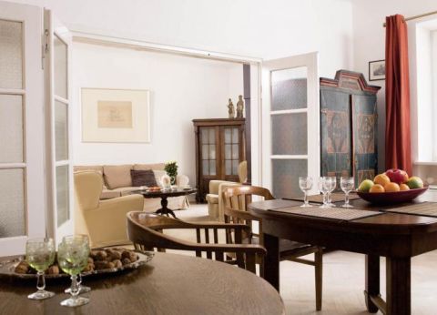 Salon łączy się z jadalnią. Przedwojenna willa z pamiątkami