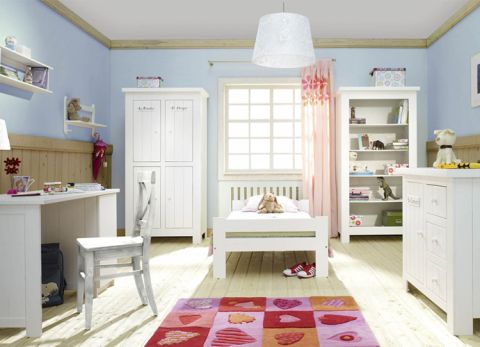 Bardzo proste kształty, minimum ozdobników i naturalne, lite drewno pozwalają na dowolną aranżację przestrzeni w