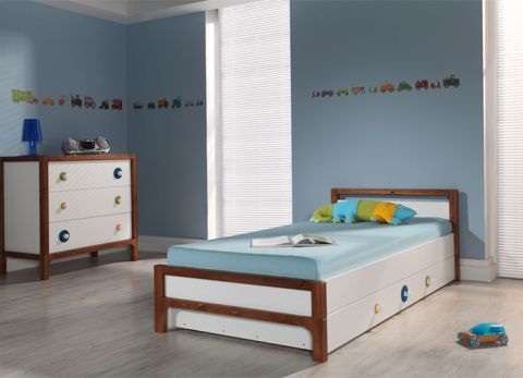 Meble z kolekcji Filo inspirowane są trendami folk design. To połączenie litego drewna sosnowego i