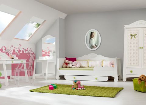 Pokój dziecka w stylu prowansalskim? Czemu nie! Na meblach z kolekcji Parole marki Pinio dodatkowo