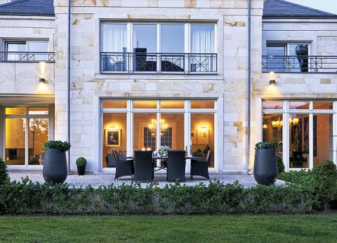 Taras zrobiony jest z otoczaków i nawiązuje do piaskowej elewacji.