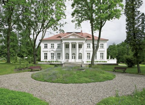 Myślisz pałac , widzisz stiuki, antyki, kandelabry. Tu po stawiku pływają gęsi garbonose, a z antykami