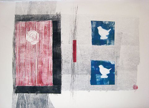 Dom nad jeziorem urządzony w stylu marynistycznym, w bielach i błękitach.