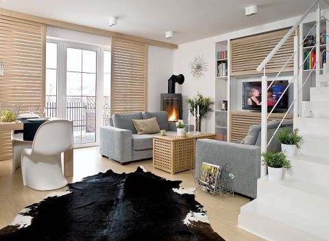 Zamiast zasłon czy firan – shuttersy z dębowych deszczułek od stolarza z Mazur. Pięknie przepuszczają