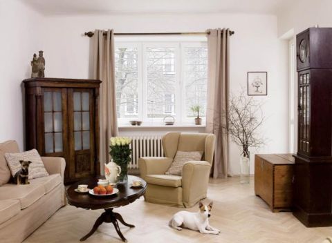 Salon w beżach i brązach,. Przedwojenna willa z pamiątkami