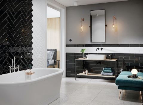 czarne płytki na ścianie w łazience