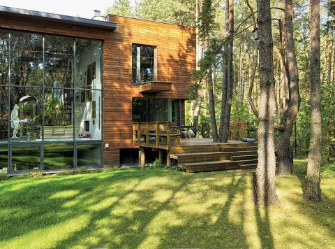 Do budowy zastosowano naturalne materiały: drewno, biały kamień, czarną wulkaniczną lawę, stal aluminium i szkło.