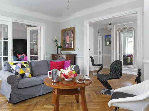 Na podłodze dębowa klepka. Styl, retro, dizajn: mieszkanie na Żoliborzu