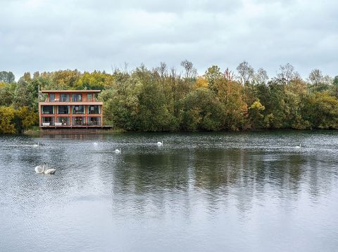 Dom nad jeziorem – szarość ogrzana drewnem