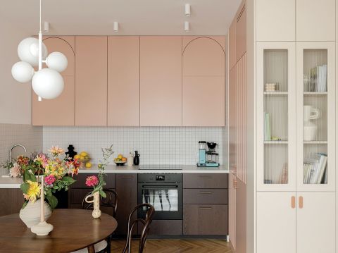 dwa kolory szafek w małej kuchni