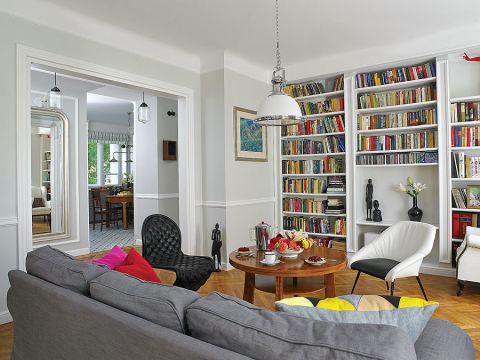 Biblioteka ozdobiona listwami sztukateryjnymi.