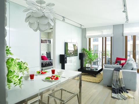 Jadalnię oddziela od holu ścianka działowa wyłożona ceglanymi płytkami.