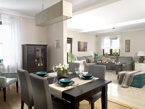 Na początku był wazon. Niepozorny, a jednak zwracał na siebie uwagę. To do niego musiał się dopasować cały dom.