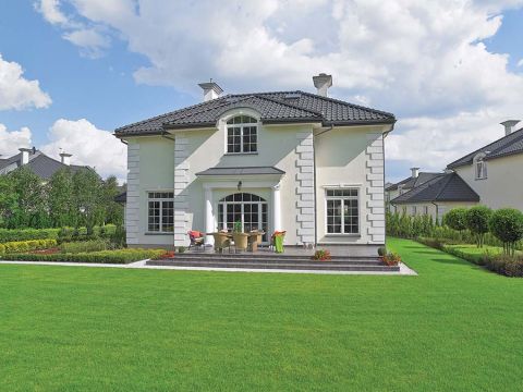 Ta elegancka rezydencja jest jak szkatułka z błyskotkami. Mnóstwo w niej luster, kryształów i mebli na wysoki połysk. Dużo