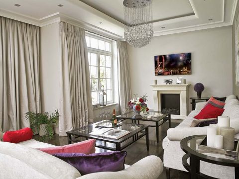 Ta elegancka rezydencja jest jak szkatułka z błyskotkami. Mnóstwo w niej luster, kryształów i mebli na wysoki połysk. Dużo