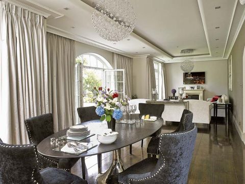 Ta elegancka rezydencja jest jak szkatułka z błyskotkami. Mnóstwo w niej luster, kryształów i mebli na wysoki połysk. Dużo