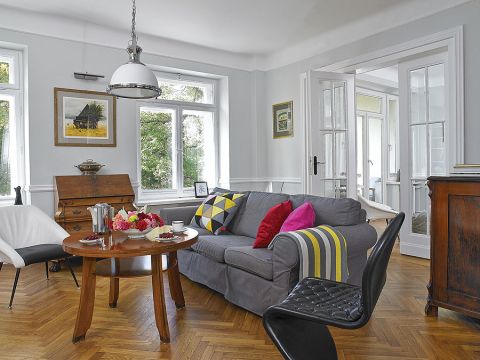 W mieszkaniu jest dużo światła dzięki wysokim i dużym oknom, które nie są zasłonięte zasłonami.